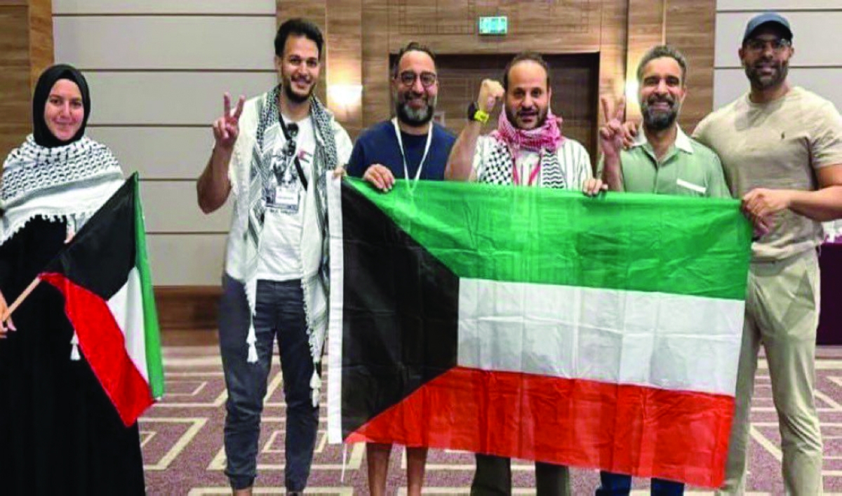 


المشاركون الكويتيون قبل إبحارهم من تونس باتجاه غزة 