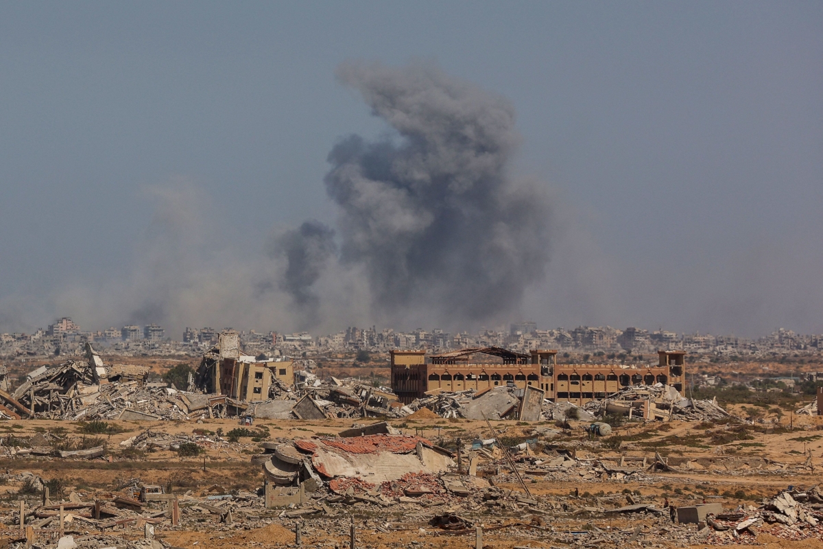 تصاعد الدخان إثر غارة إسرائيلية على غزة