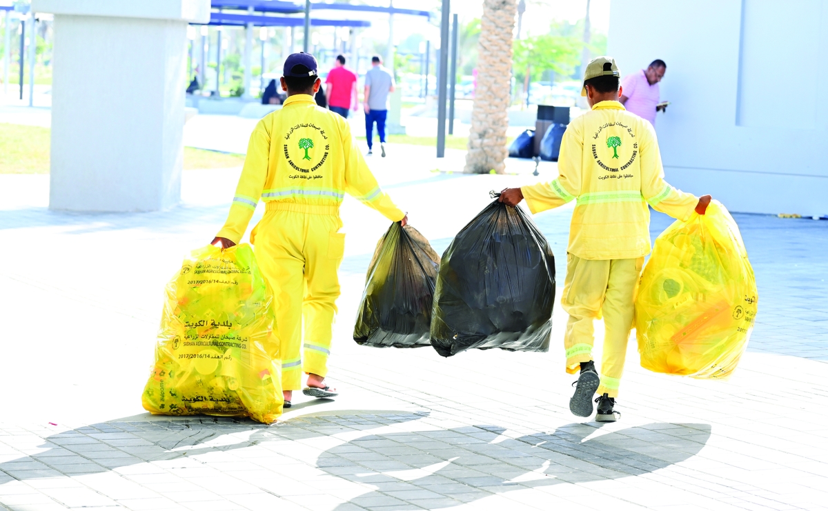 مرتادو الشاطئ خلّفوا أكواماً من النفايات	 (تصوير سعود سالم)