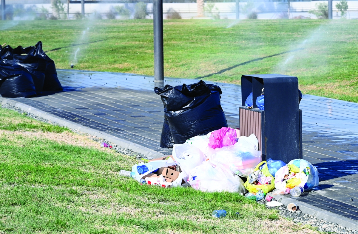 


الحاويات فاضت بالمخلفات 