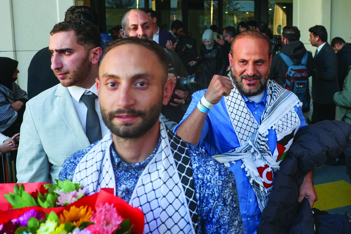 


المواطن عبدالله المطوع (إلى اليمين) مع الناشطين المفرج عنهم لدى وصولهم إلى تركيا 	(رويترز) 