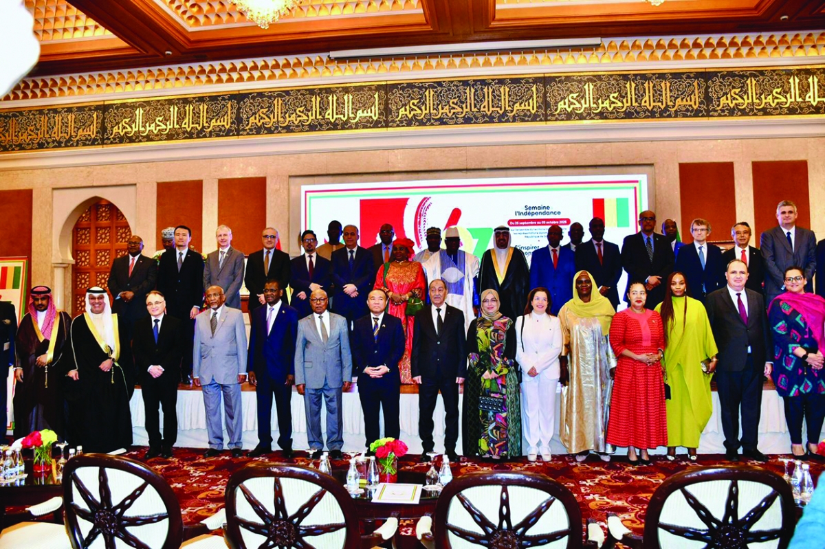 


لقطة جماعية للسفراء والدبلوماسيين المشاركين في الحفل 