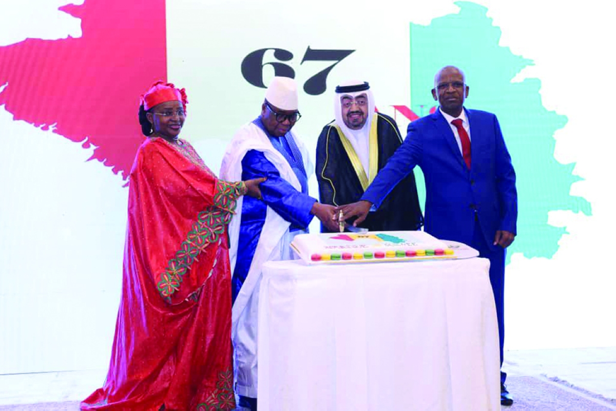 


قطع قالب الحلوى خلال الاحتفالية 