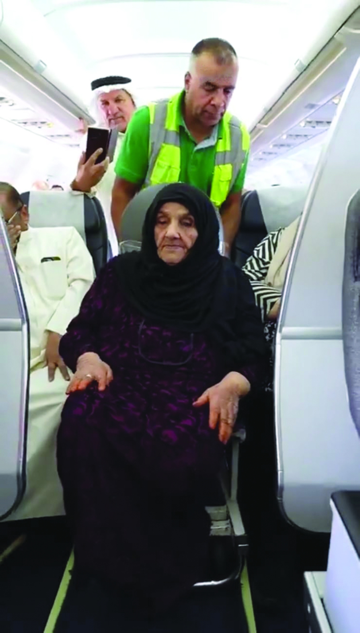 الاعتناء بالراكبة من قبل فريق الطائرة