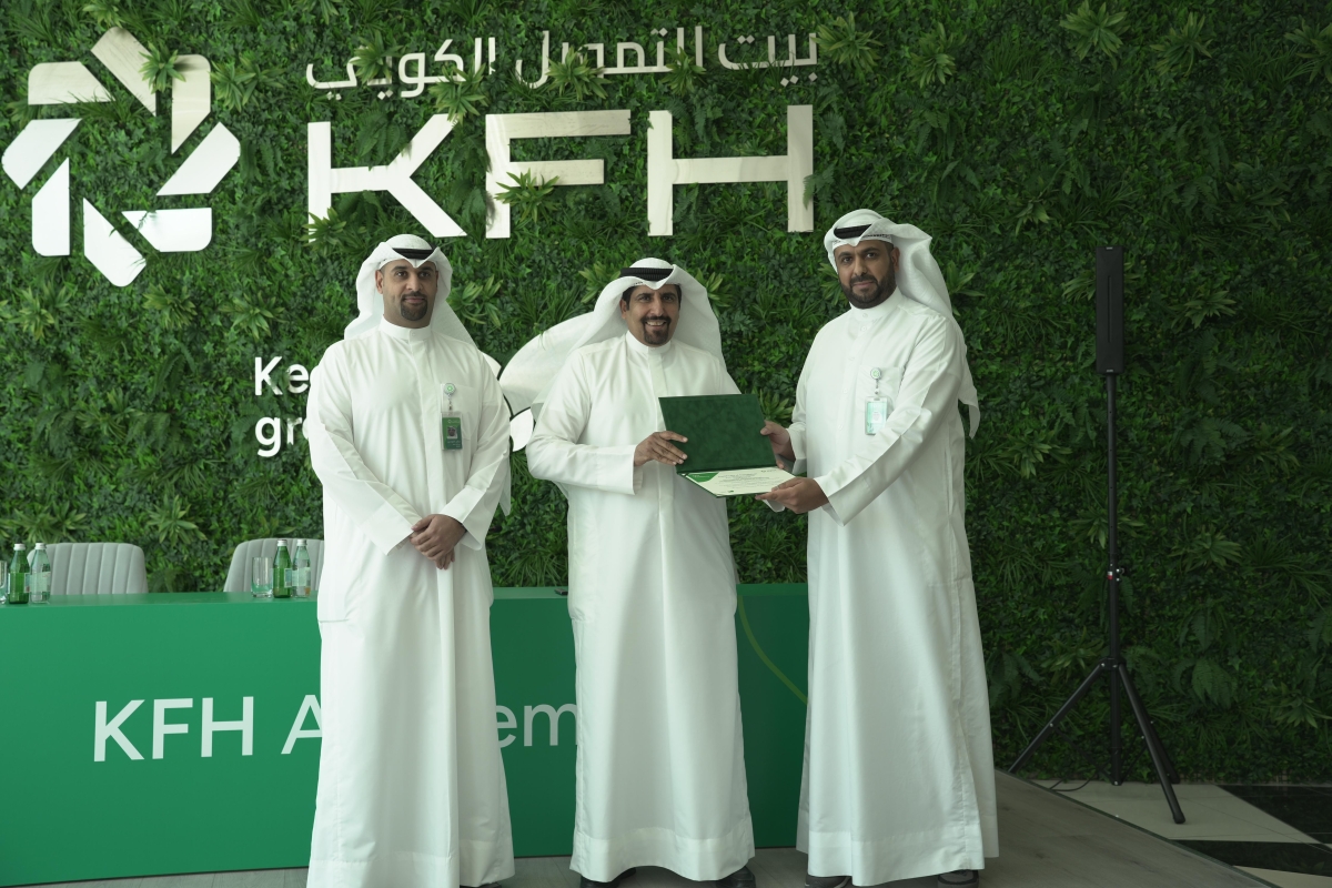 تكريم ممثل إحدى الشركات 