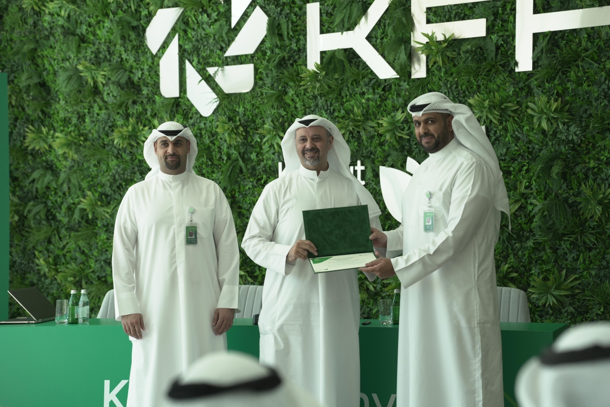 تسليم الشهادات لأحد المشاركين

