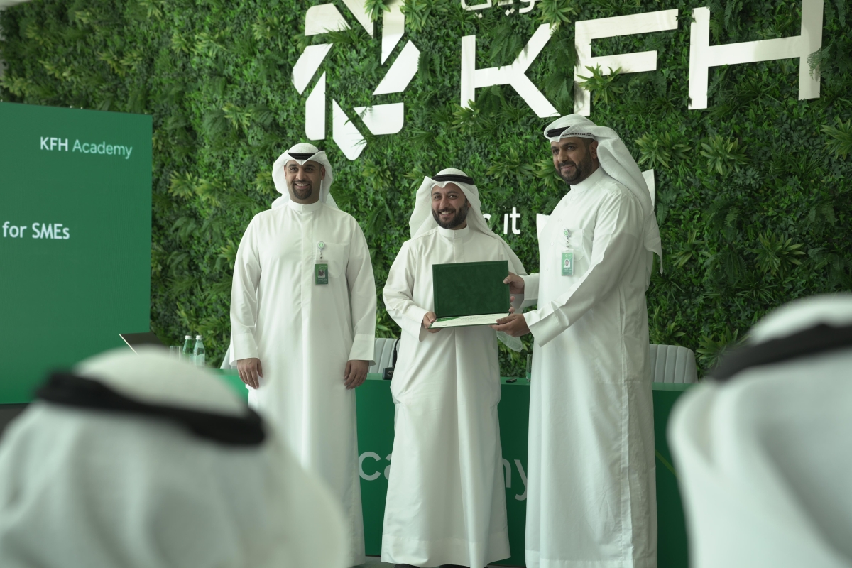 تكريم مشارك في البرنامج