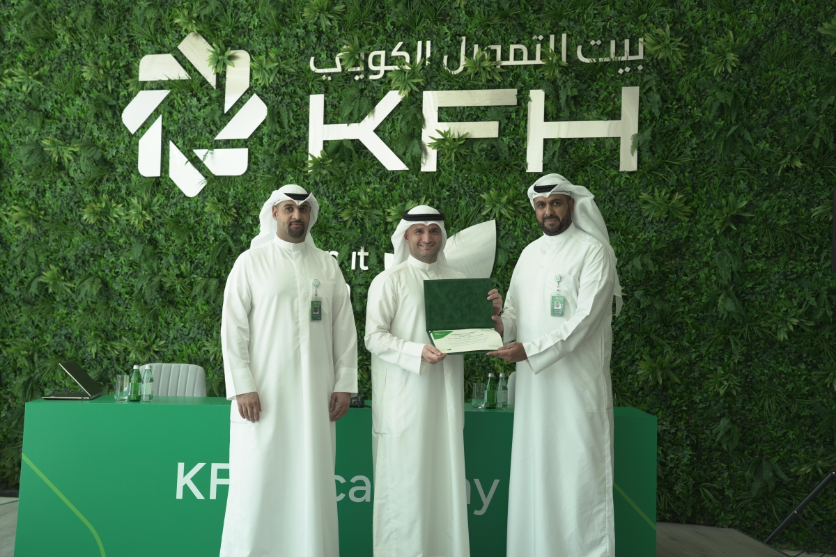 مشارك في البرنامج متسلماً شهادته 