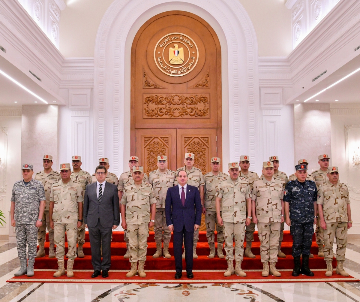 السيسي متوسطاً قادة القوات المسلحة