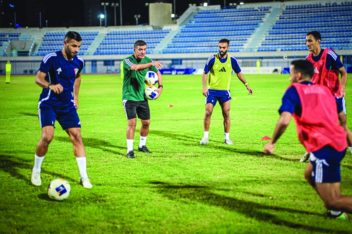 


المدرب سوزا يوجه لاعبي «الأزرق» في تدريب سابق 