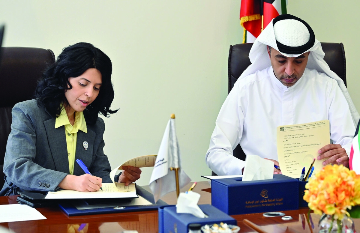 جانب من توقيع الاتفاقية 	(تصوير أسعد عبدالله) 