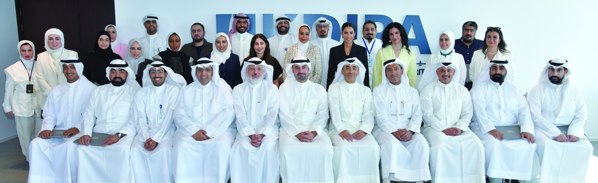 الحسينان والتويجري والمحري مع المشاركين في البرنامج