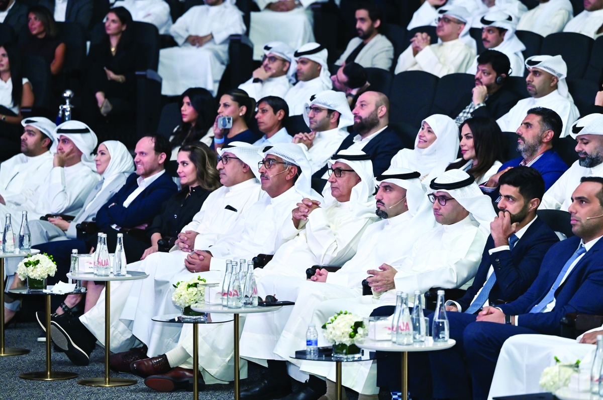 


صلاح الفليج ومحمد العثمان وعماد العبلاني وهشام النصف في مقدم الحضور 