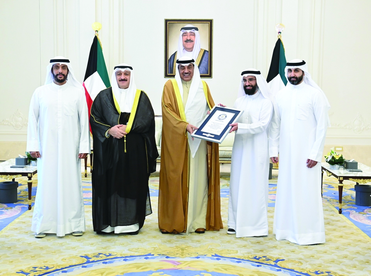 سمو ولي العهد مستقبلاً وزير الصحة والفريق الطبي