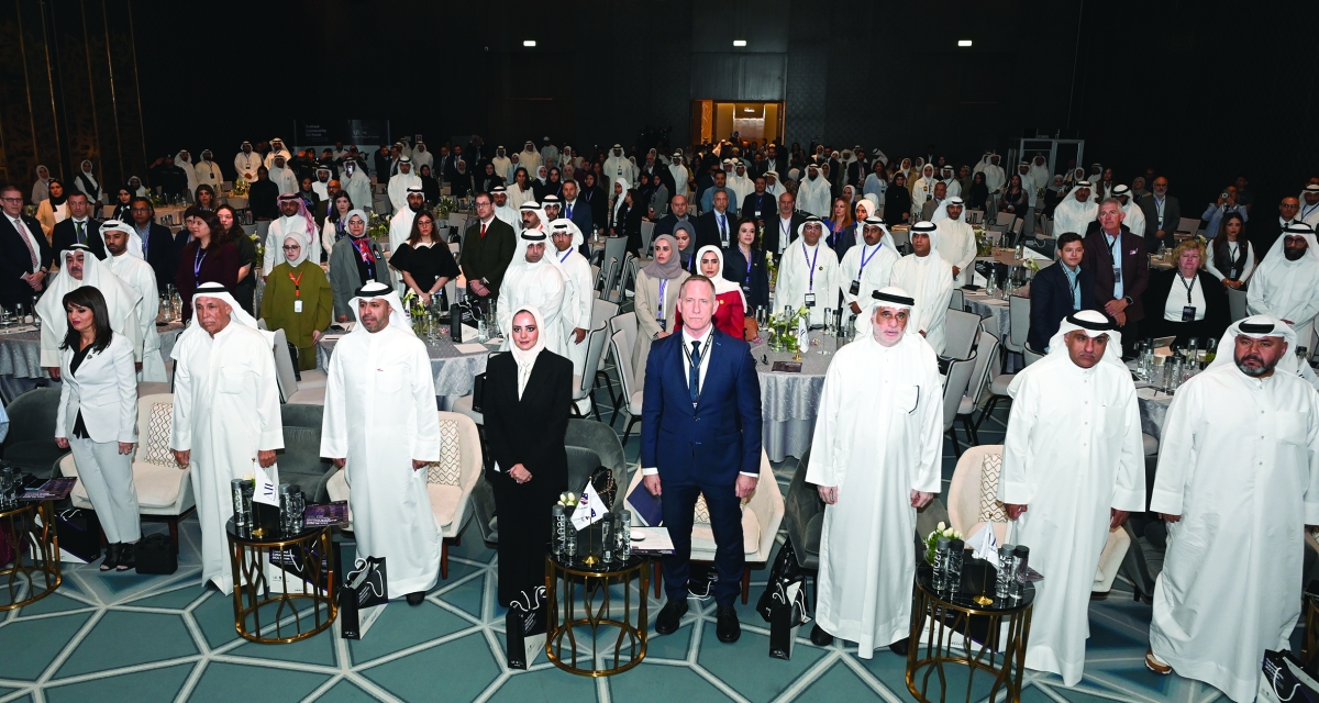 الحضور وقوفا خلال عزف السلام الوطني 	(تصوير سعود سالم) 