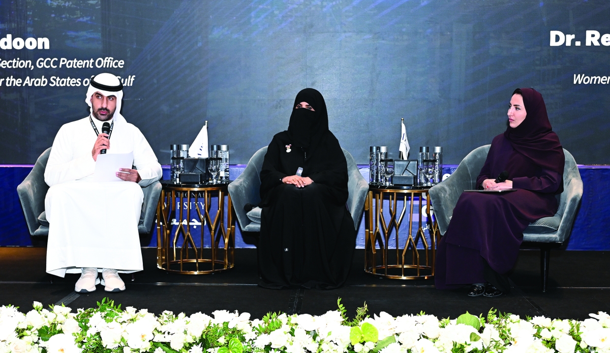 متحدثون في إحدى جلسات المؤتمر 