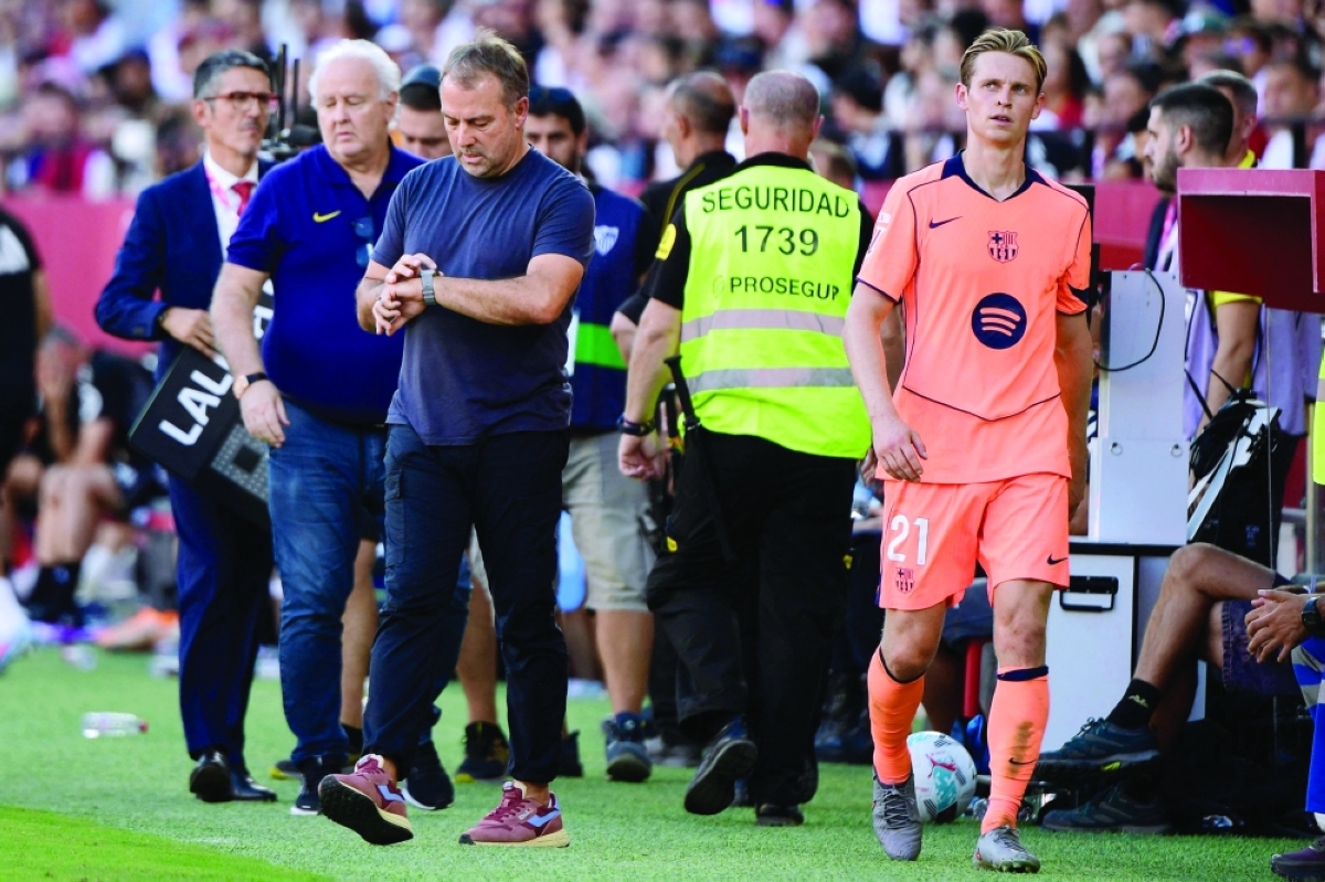 مدرب برشلونة هانز فليك خلال المباراة مع اشبيلية (أ ف ب) 