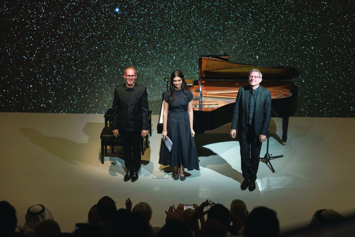 العازفون الثلاثة يردّون التحية للجمهور 