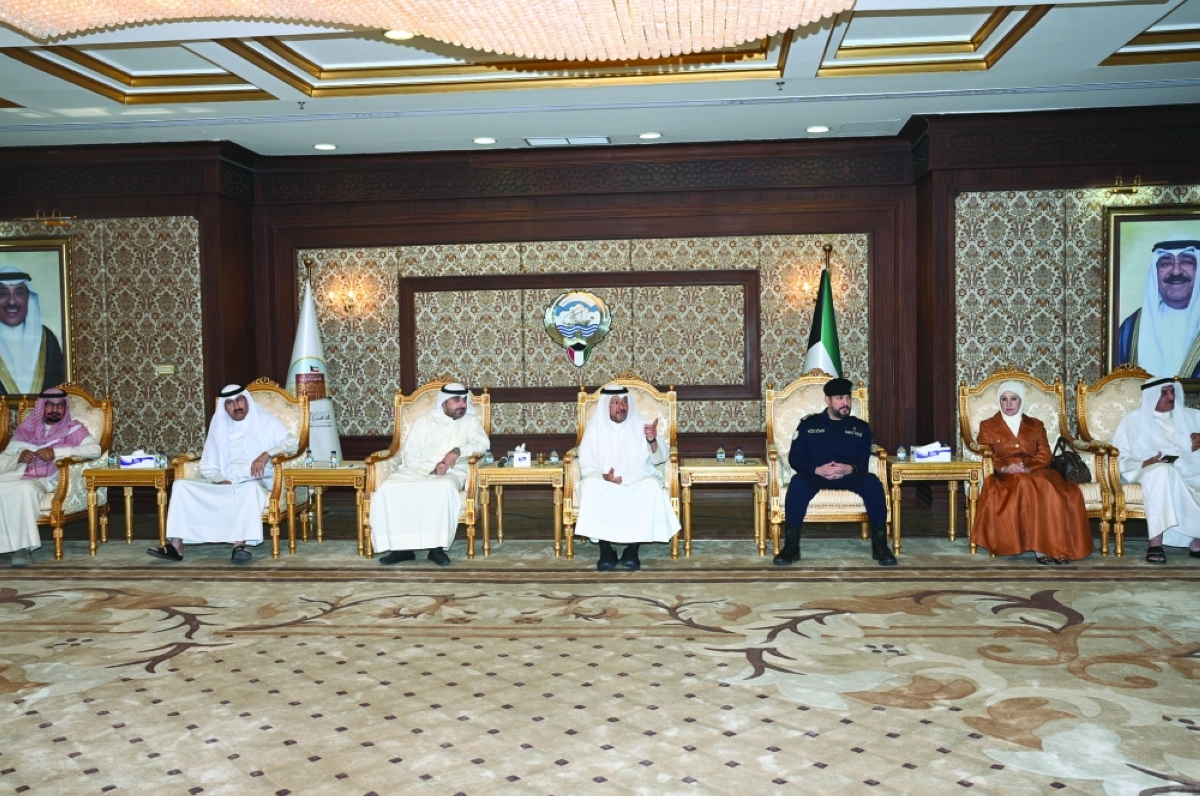 محافظ الفروانية متحدثا خلال لقائه مع أهالي المحافظة	 (تصوير نايف العقلة) 