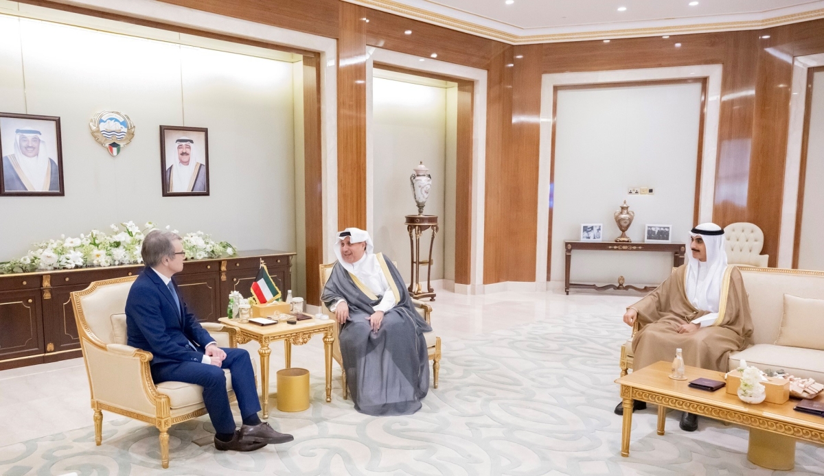 وزير شؤون الديوان الأميري ورئيس ديوان سمو ولي العهد يستقبلان سفير مملكة إسبانيا 