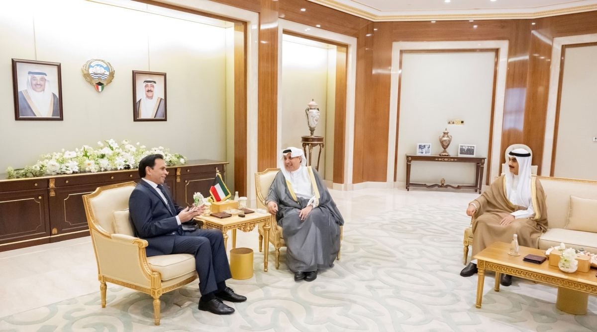 وزير شؤون الديوان الأميري ورئيس ديوان سمو ولي العهد يستقبلان سفير باكستان