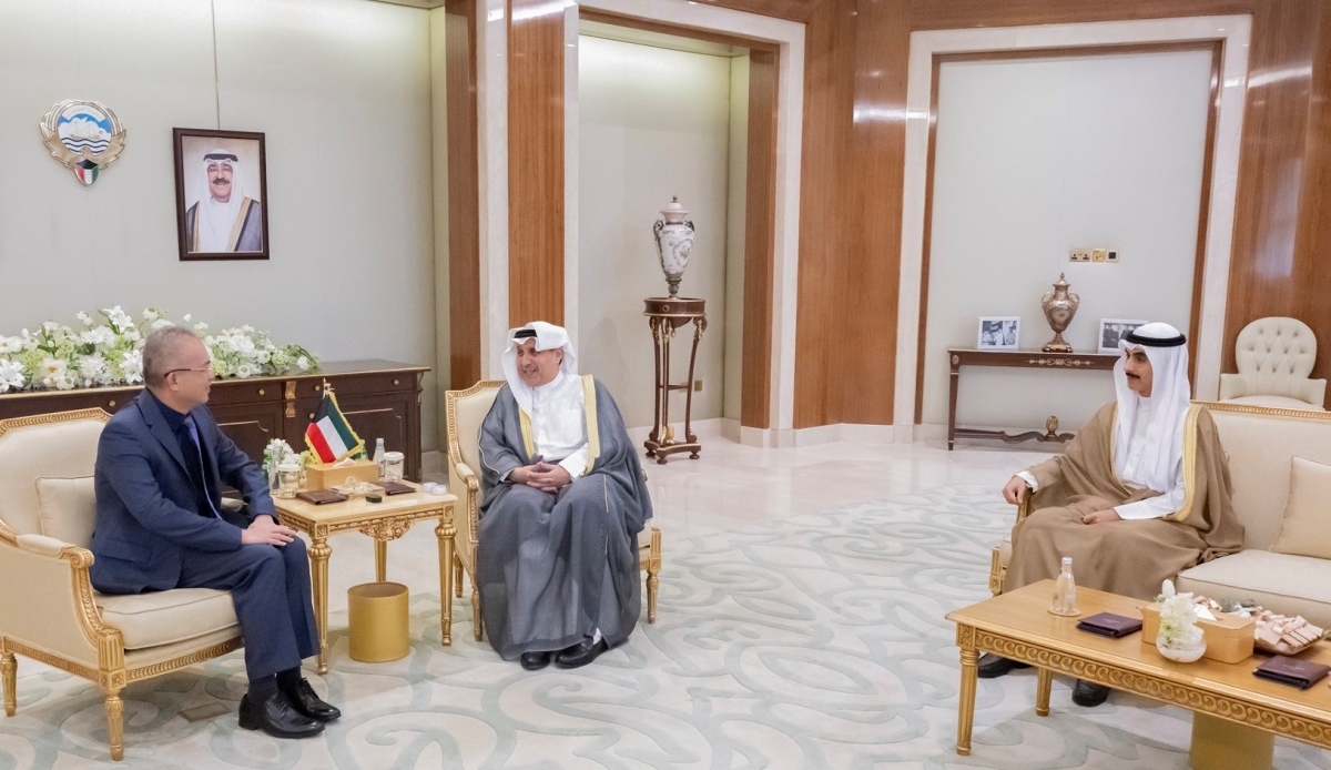 وزير شؤون الديوان الأميري ورئيس ديوان سمو ولي العهد يستقبلان سفير فيتنام 