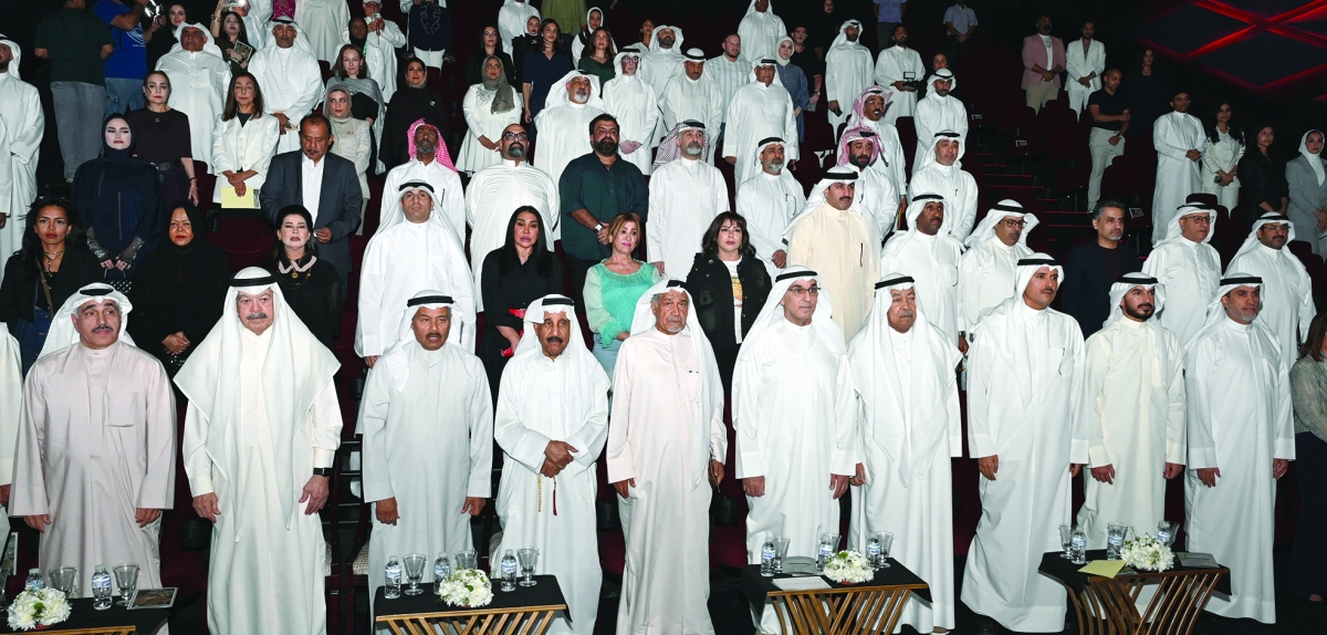 


الحضور خلال عزف النشيد الوطني	 (تصوير سعود سالم) 