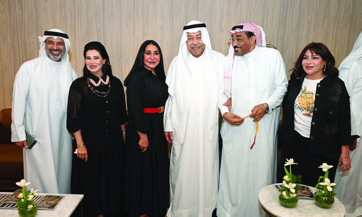 


لقطة تذكارية لنجوم الفن 