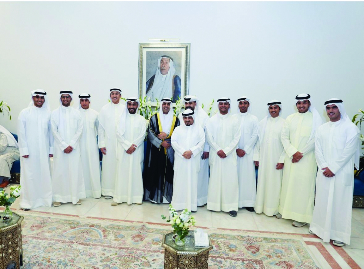 


المعرس عبدالوهاب الجابر محاطاً بالأصدقاء 