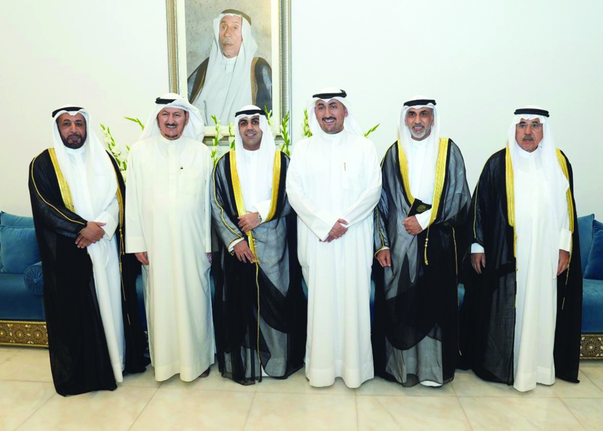 


مبارك الدويلة ونجله معاذ مباركين 