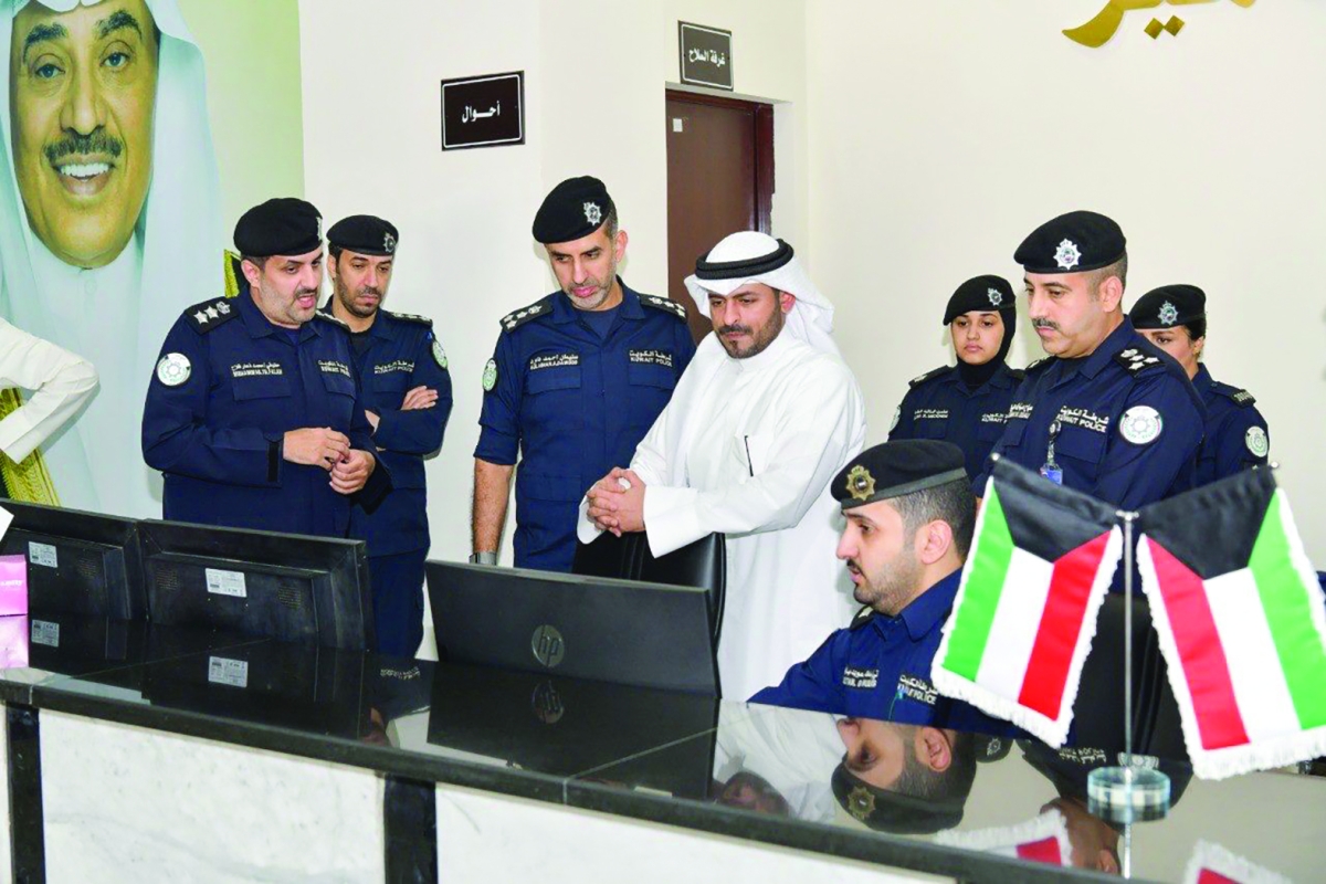 


محافظ مبارك الكبير يطلع على الخدمات الأمنية الإلكترونية بالمخفر 