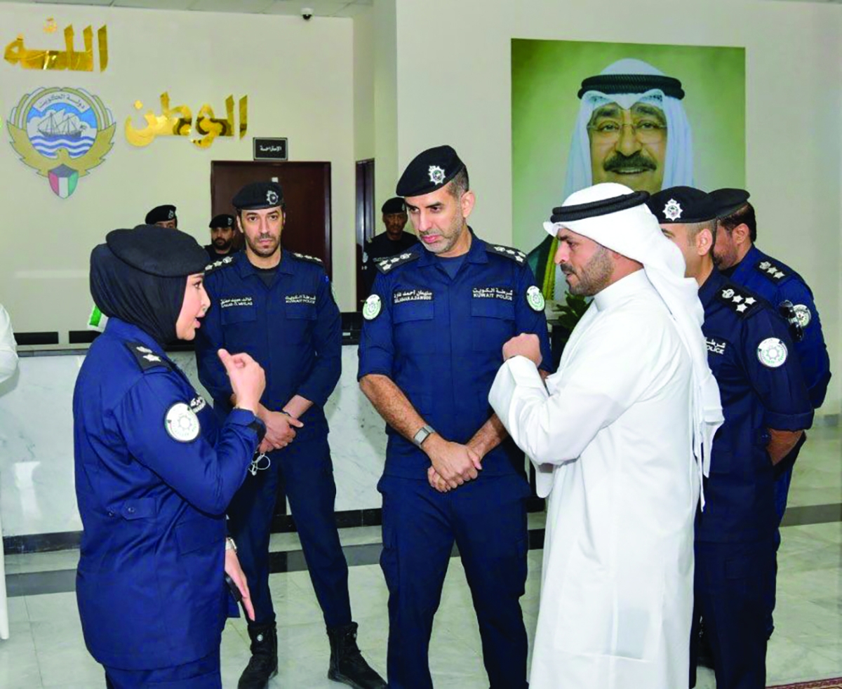 ... ويستمع لشرح من إحدى الضابطات