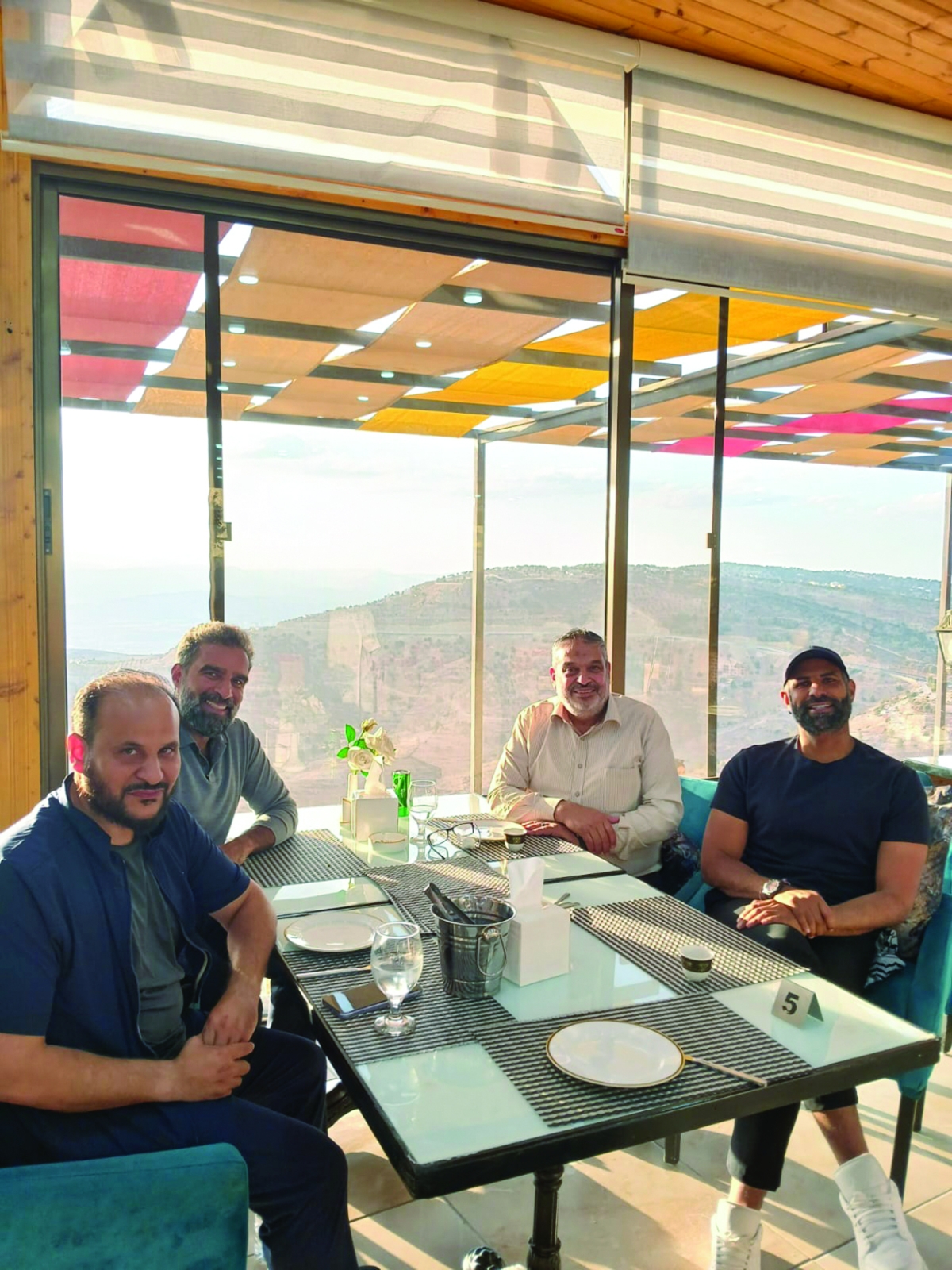 


جمال والمطوع والعبدالجادر في الأردن مع محمد الصالحي 