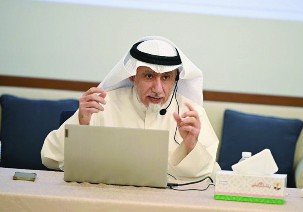 المزيدي متحدثاً خلال الندوة