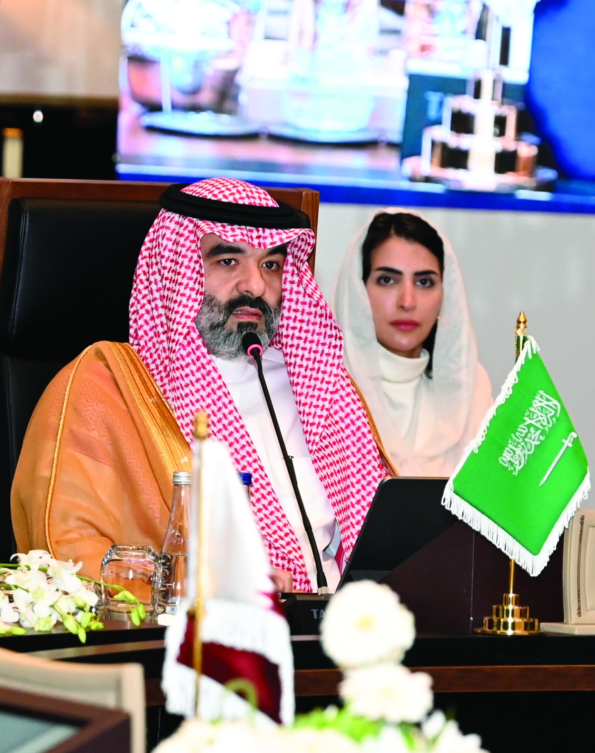 وزير الاتصالات السعودي في الاجتماع وتبدو ديمة اليحيى