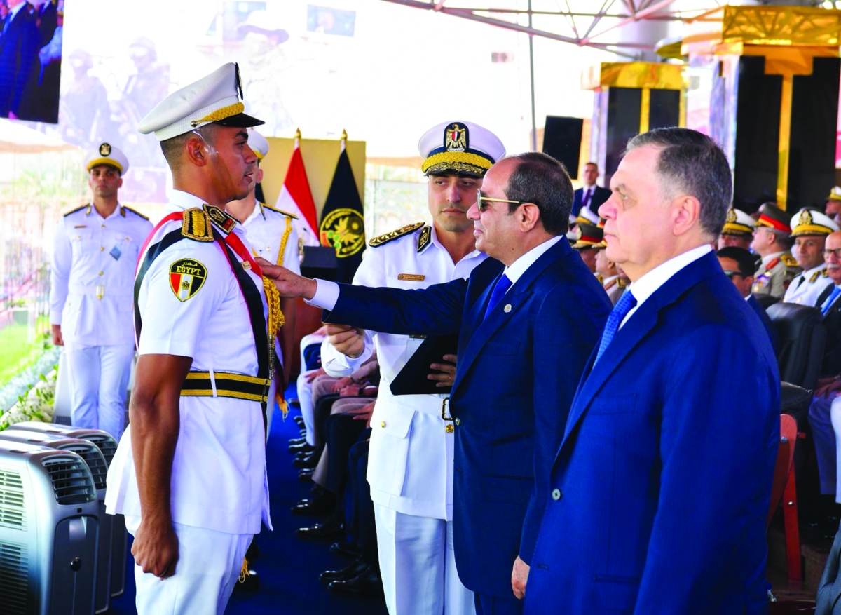السيسي يكرم أحد الطلاب خلال احتفال أكاديمية الشرطة 