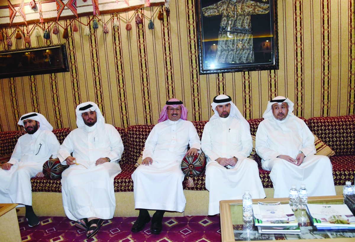 نائب السفير السعودي لدى البلاد أحمد الشهري مع بعض ضيوف ديوانية السفارة