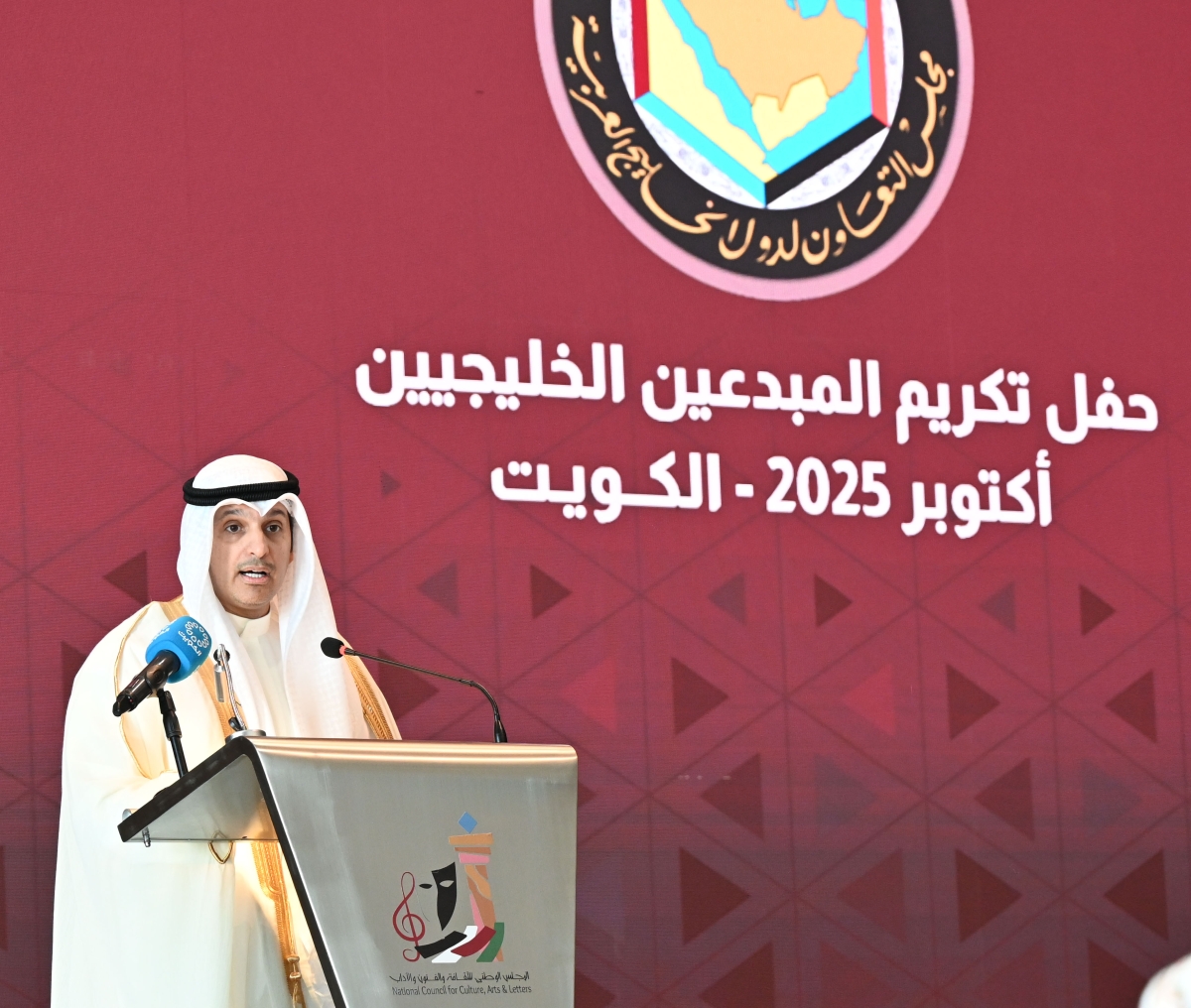   وزير الإعلام متحدثاً  (تصوير أسعد عبدالله)