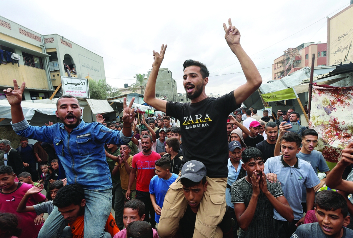 فرحة الإعلان عن اتفاق غزة في خان يونس (رويترز)