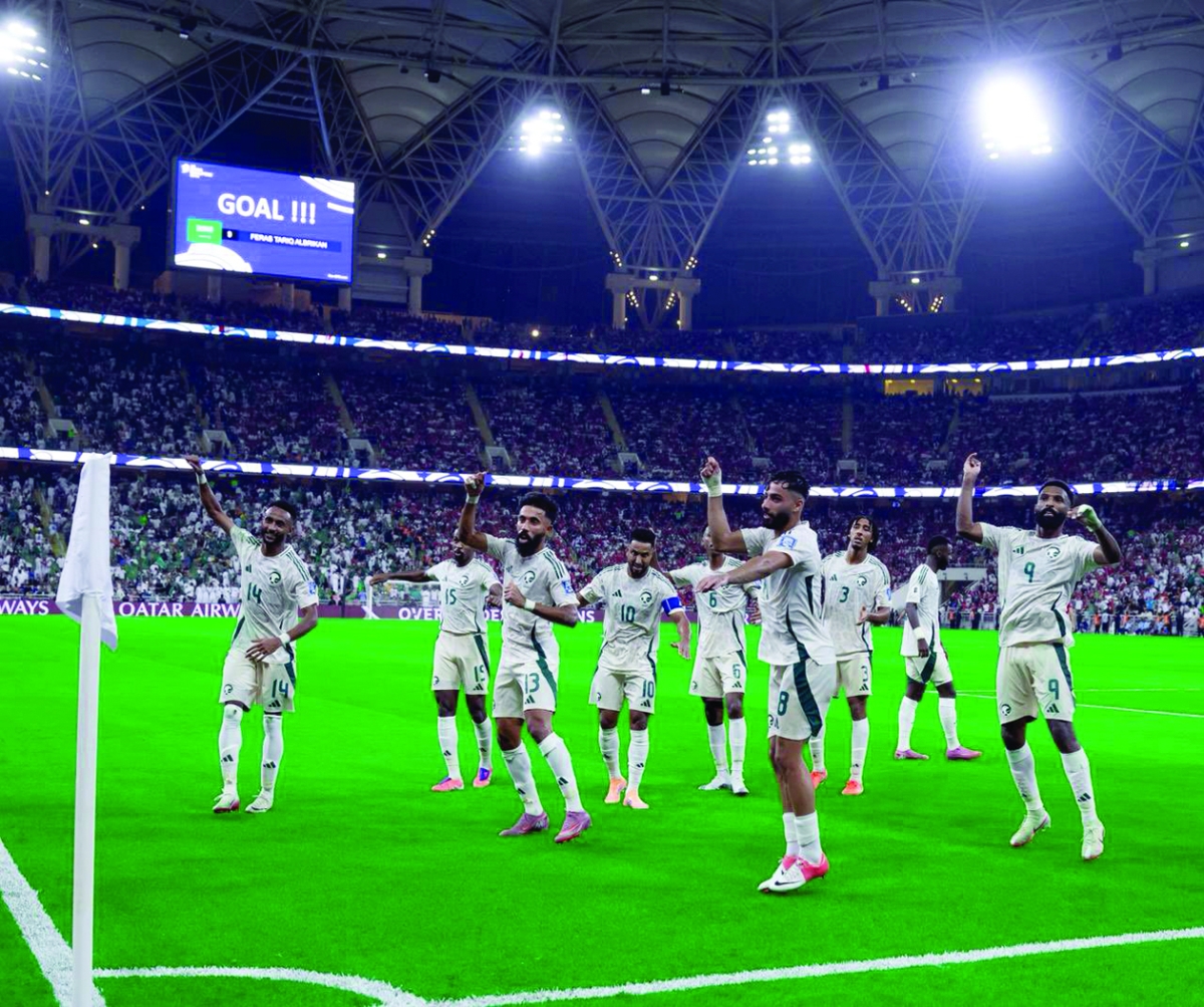 


لاعبو المنتخب السعودي يحتفلون بالفوز على إندونيسيا 