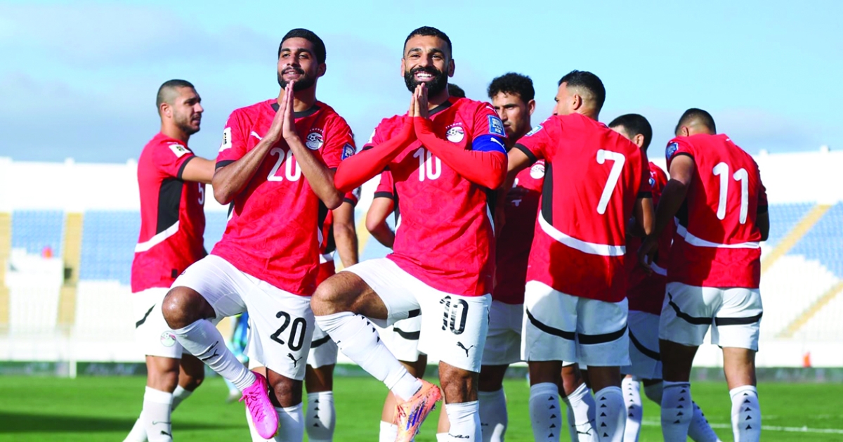 


محمد صلاح وزملاؤه يحتفلون بأحد أهدافه منتخب مصر في مرمى جيبوتي 
