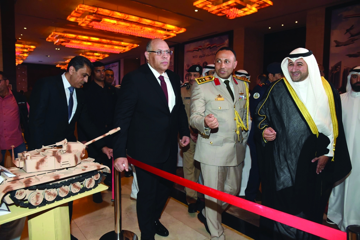 


وكيل وزارة الدفاع مع السفير المصري والعقيد الدلال خلال جولة في المعرض المصاحب للحفل 