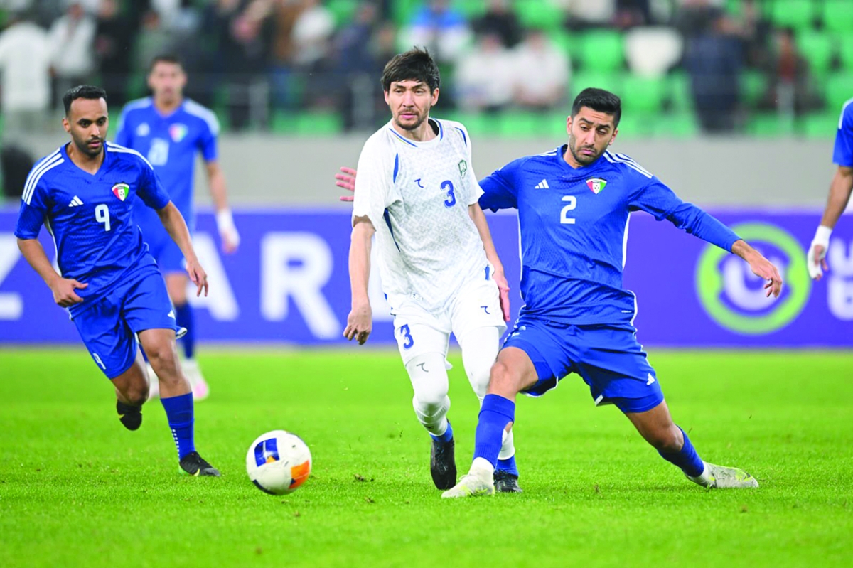 


مدافع «الأزرق» حسن حمدان يبعد الكرة من امام لاعب أوزبكستان علي جينوف 