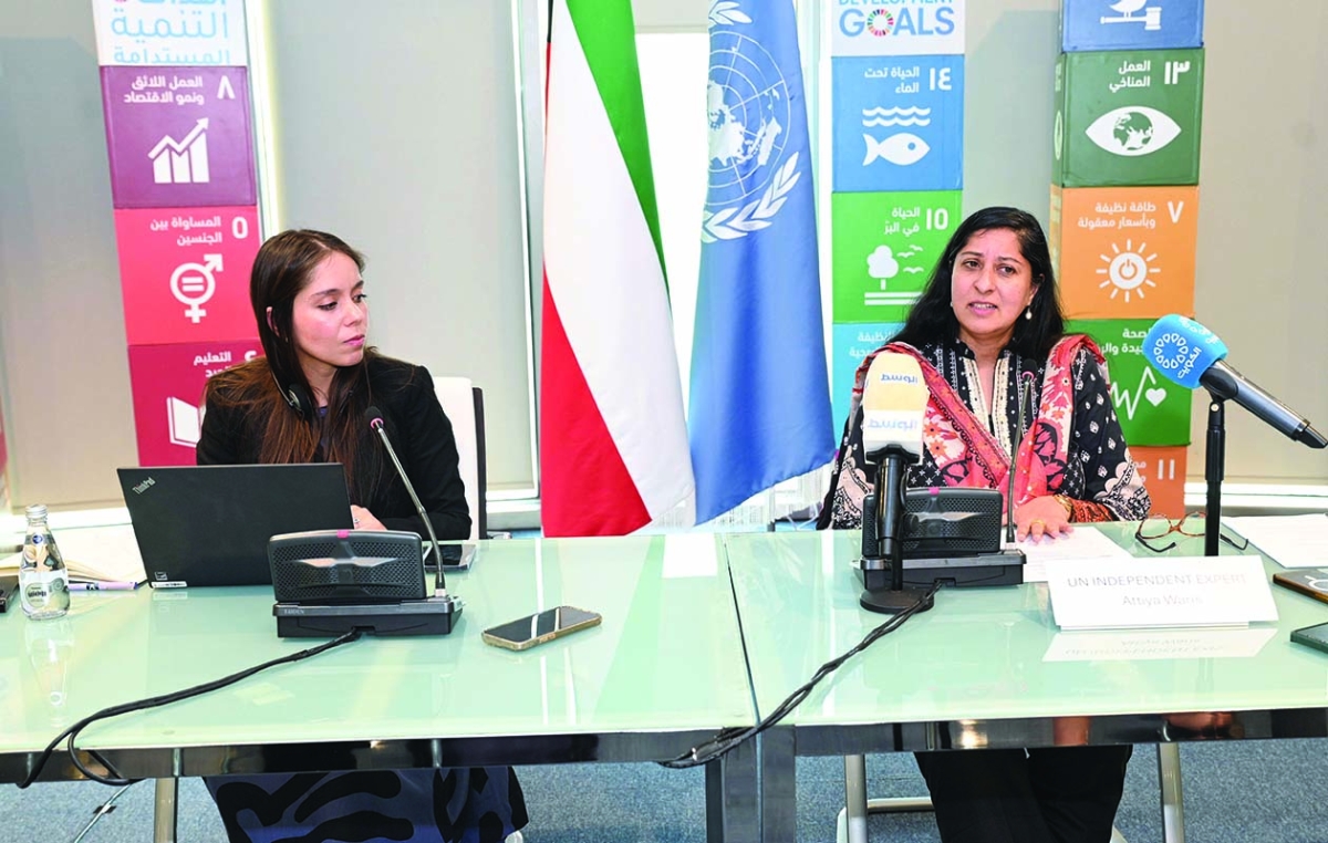 آتيا واريس (يمين) متحدثة في المؤتمر الصحافي 	 (تصوير نايف العقلة) 