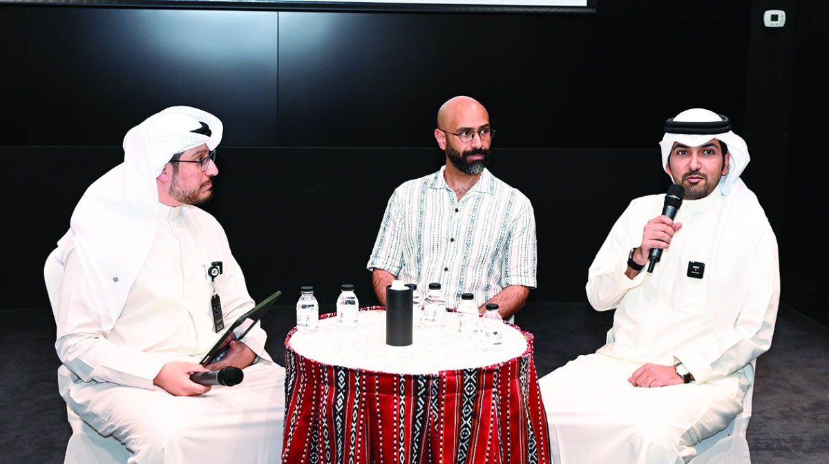 


عبدالله العازمي متحدثاً بحضور فارس المسلم وفهد القبندي 