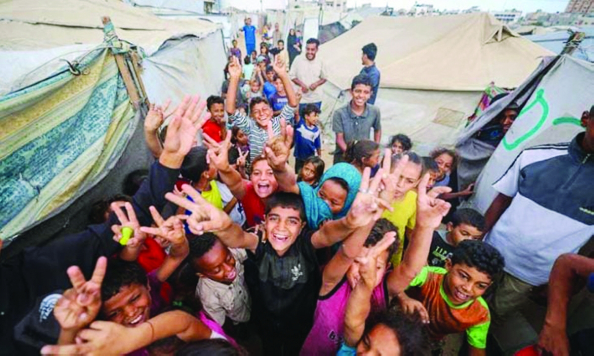 أطفال فلسطينيون يحتفلون في مخيم النصيرات للاجئين

