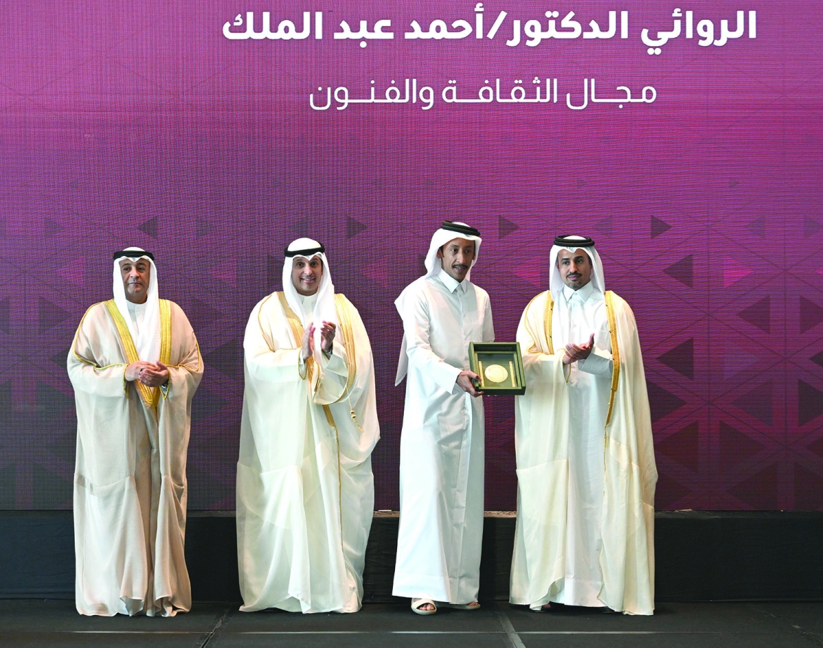 عبدالرحمن الدليمي يتسلّم الجائزة نيابة عن أحمد عبدالملك