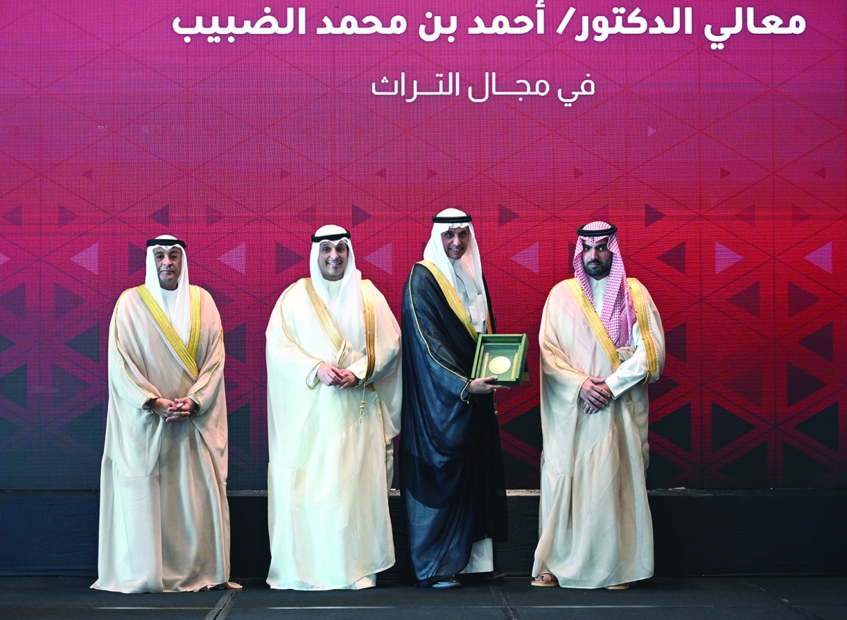 عمرالضبيب يتسلّم الجائزة نيابة عن والده