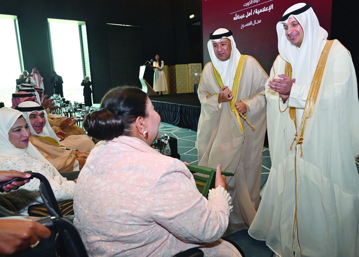 وزير الإعلام والأمين العام لـ «التعاون» يكرّمان أمل عبدالله