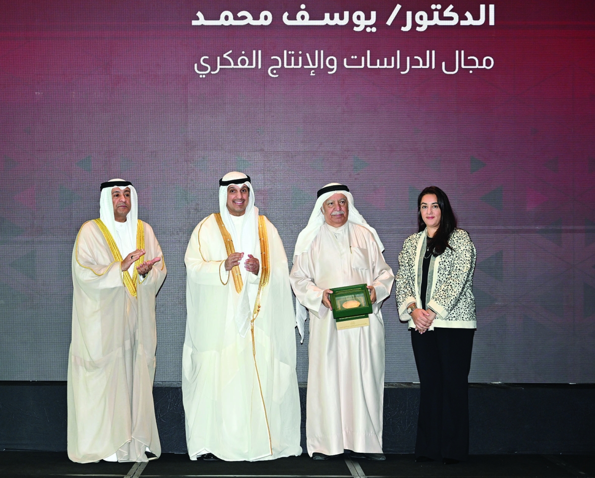 محمد إسماعيل يتسلّم الجائزة نيابة عن نجله يوسف محمد